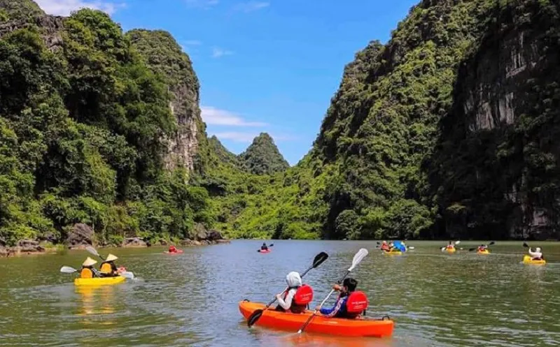 Experiencing kayaking to explore the beauty of Trang An