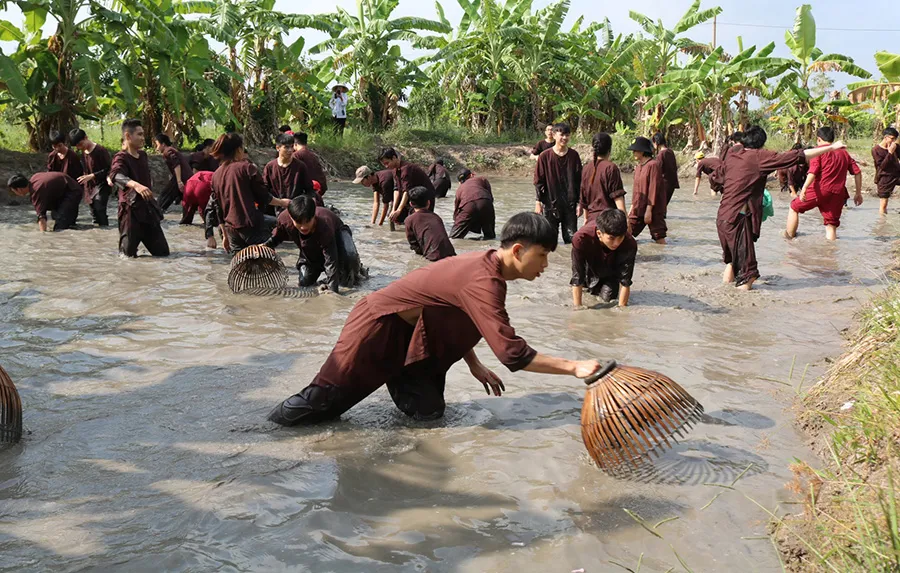 Experiencing ditch fishing at Truong Huy ecotourism area.