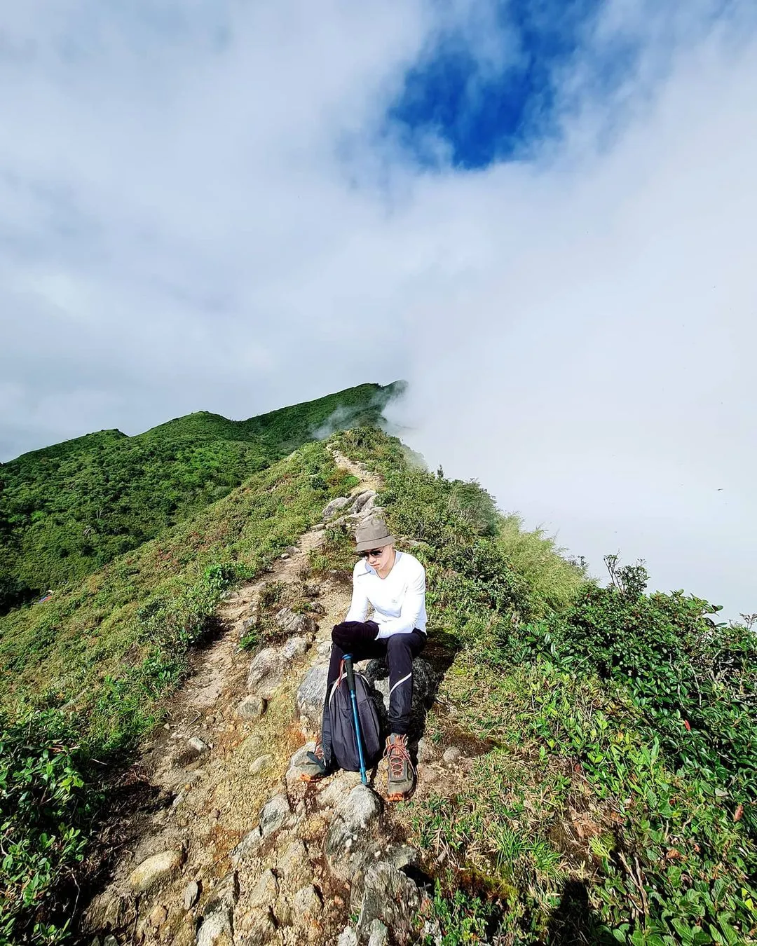 Trekking experience along the dinosaur spine on the way to conquer Bach Moc Luong Tu, a unique cloud hunting activity.