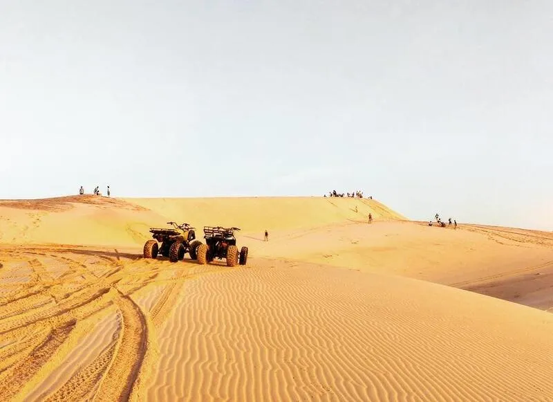 Trải nghiệm trò chơi trượt cát thú vị tại đồi cát Phan Thiết