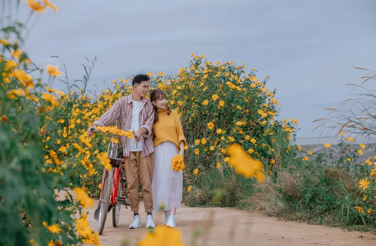 Sweet matching outfits for couples hunting wild sunflowers in Ba Vi