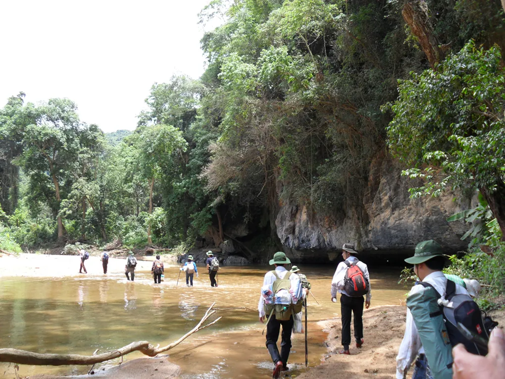 People trekking and mountain climbing to explore caves in the wild mountains and forests of Quang Binh. (Photo: Netin Travel)