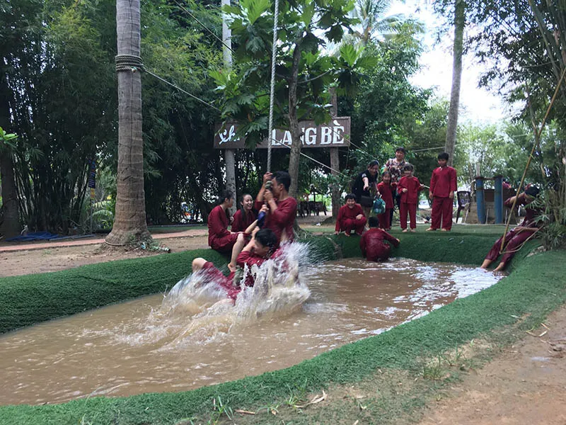 The team swing game brings hearty laughter to tourists.