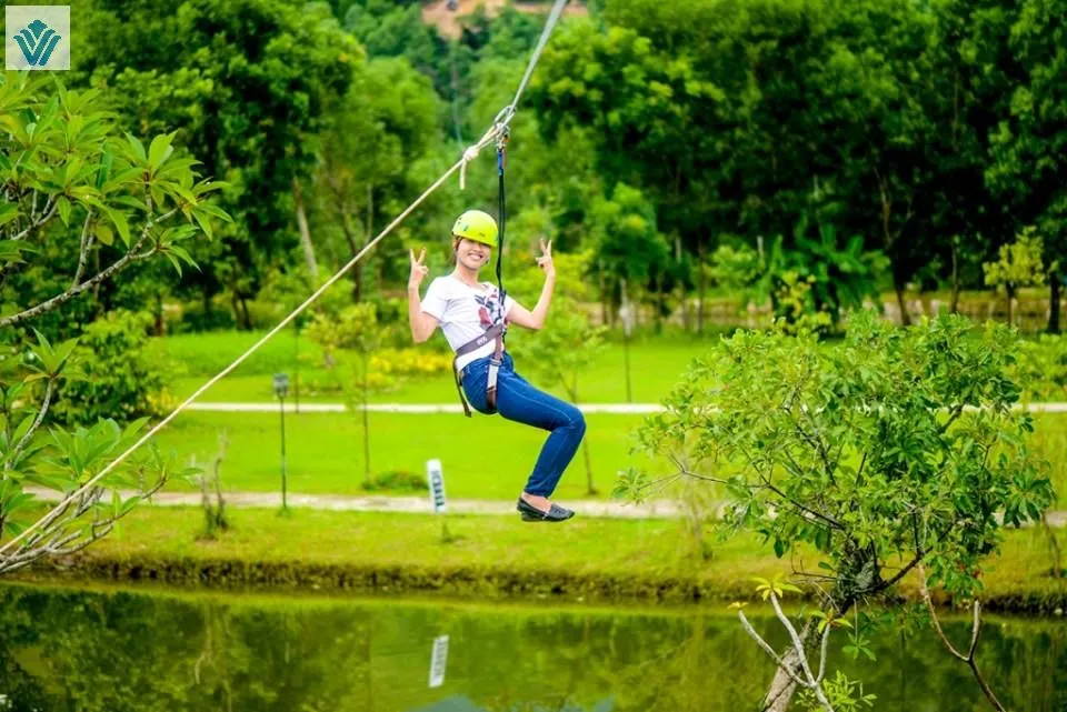 Trò chơi zipline mạo hiểm tại suối khoáng nóng Thanh Tân Huế