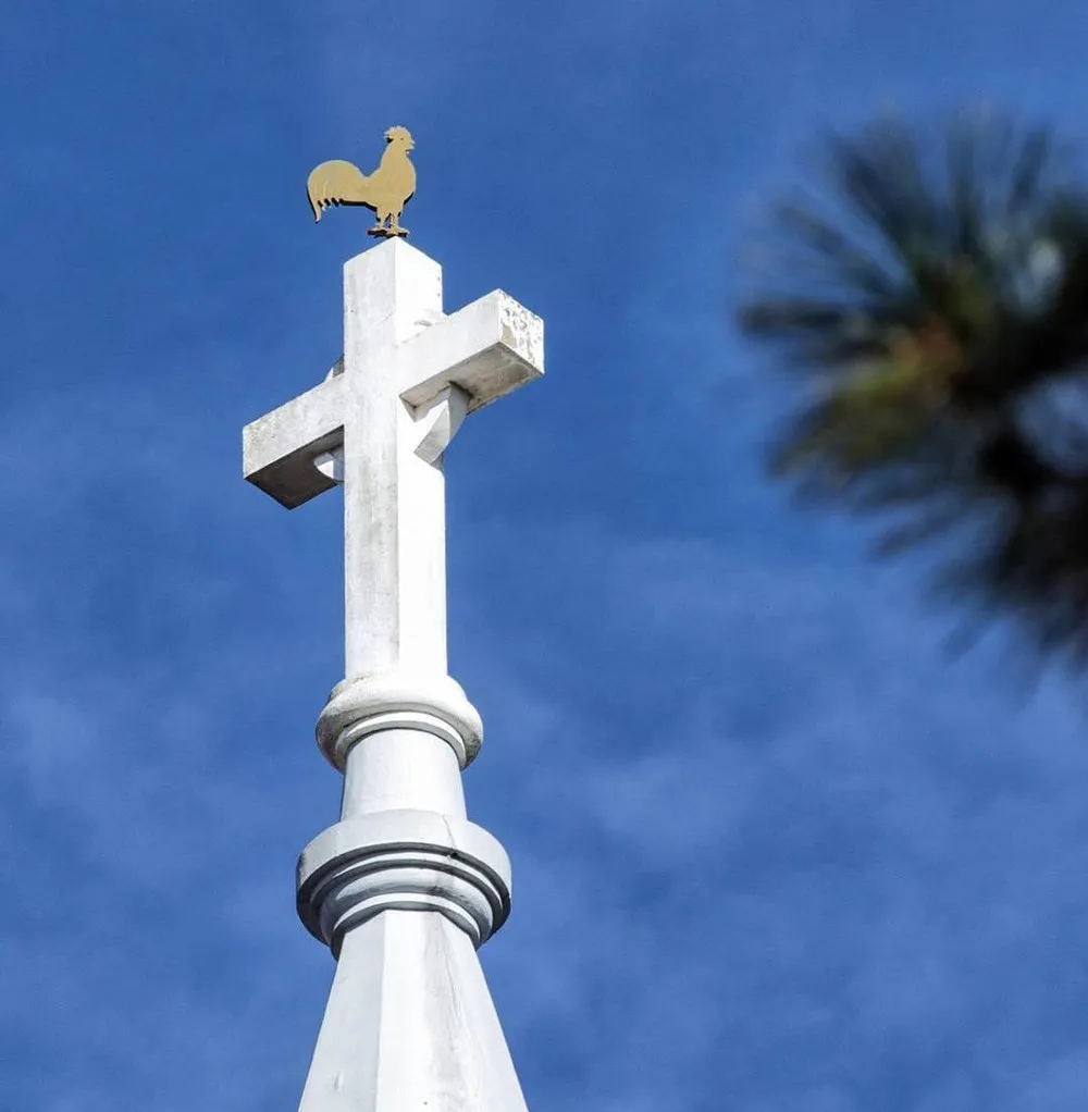 The rooster statue atop the bell tower, the origin of the church's unique name.