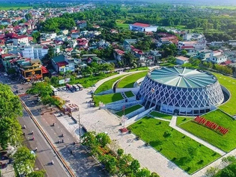 Tượng đài chiến thắng Điện Biên Phủ, Điện Biên, sừng sững trên đồi cao.