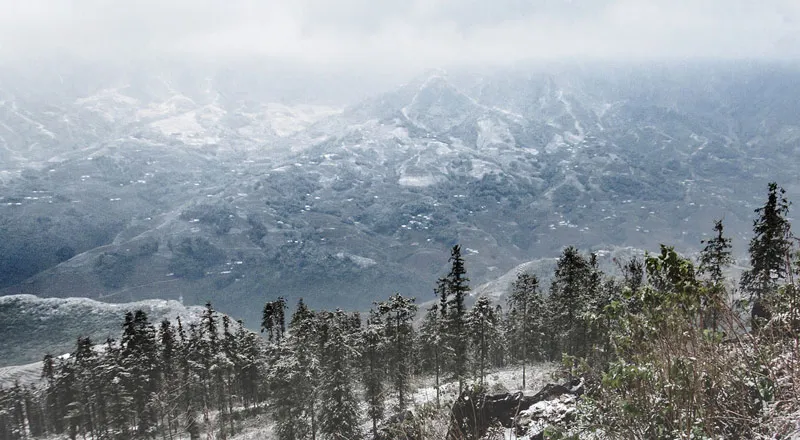 Snow falling on Ham Rong Mountain when the temperature drops