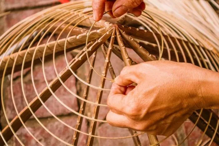 Vành nón được làm tỉ mỉ tại làng nón Phú Cam.