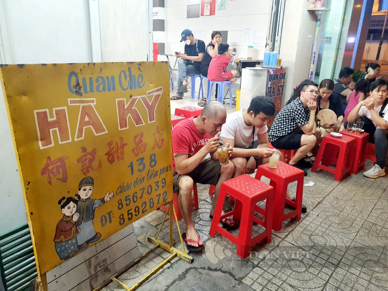 Vào buổi tối, khi chạy ngang đường này thì lại thấy quán chè tấp nập khách bên trong
