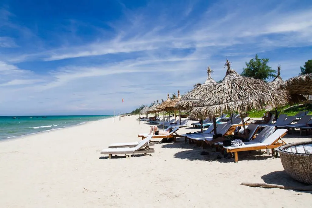 Vẻ đẹp dịu dàng của biển Cửa Đại với bãi cát trắng mịn và hàng dừa xanh
