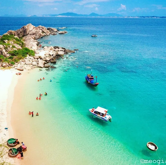 The clear and charming beauty of Hon Nua