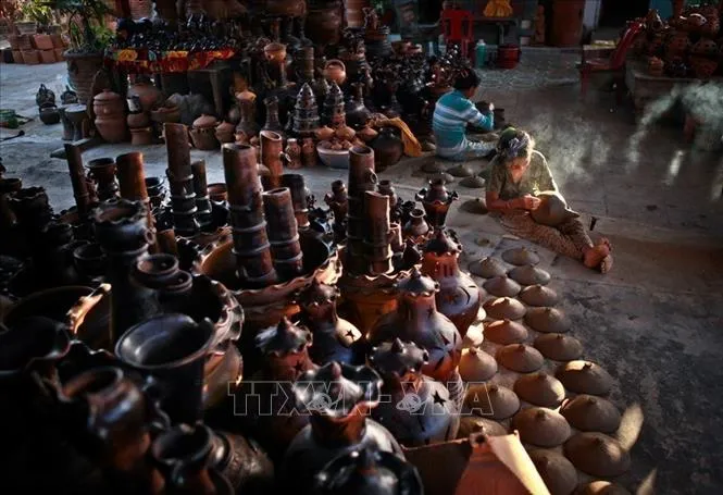 UNESCO's recognition of Cham Pottery Art as an Intangible Cultural Heritage in Need of Urgent Safeguarding in 2023 affirms Vietnam's cultural identity in the global treasury of cultural heritage. Photo: VNA
