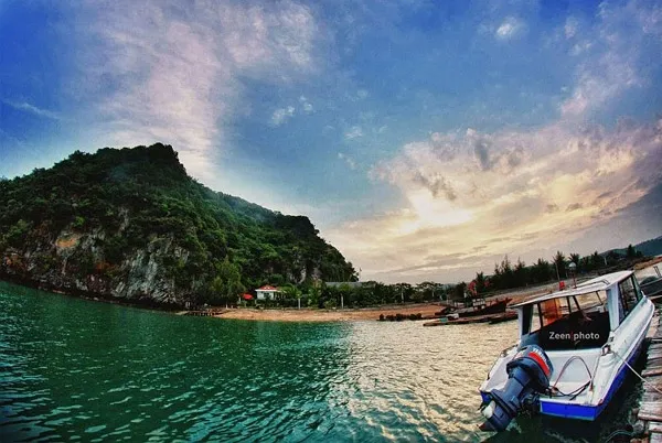 Bai Tu Long Bay featuring inviting clear blue waters.
