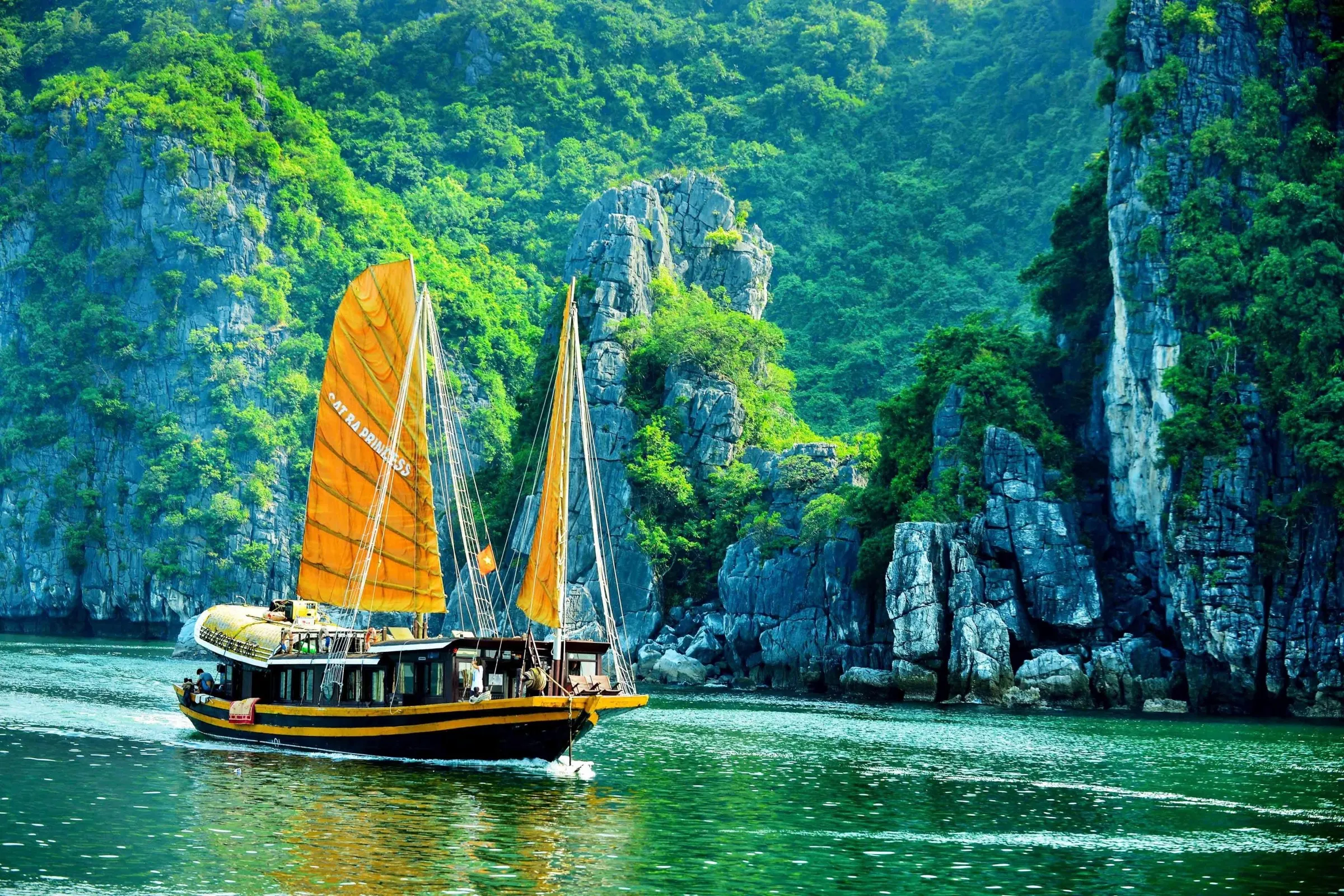 Vịnh Lan Hạ là một trong những địa điểm hấp dẫn khách quốc tế khi đến khu dự trữ sinh quyển thế giới Cát Bà.