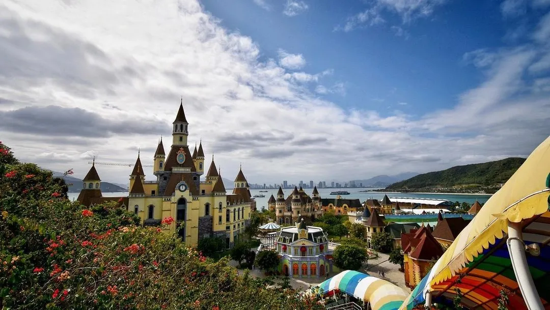 VinWonders Nha Trang, a premier entertainment destination on Hon Tre Island, featuring diverse attractions for all ages.