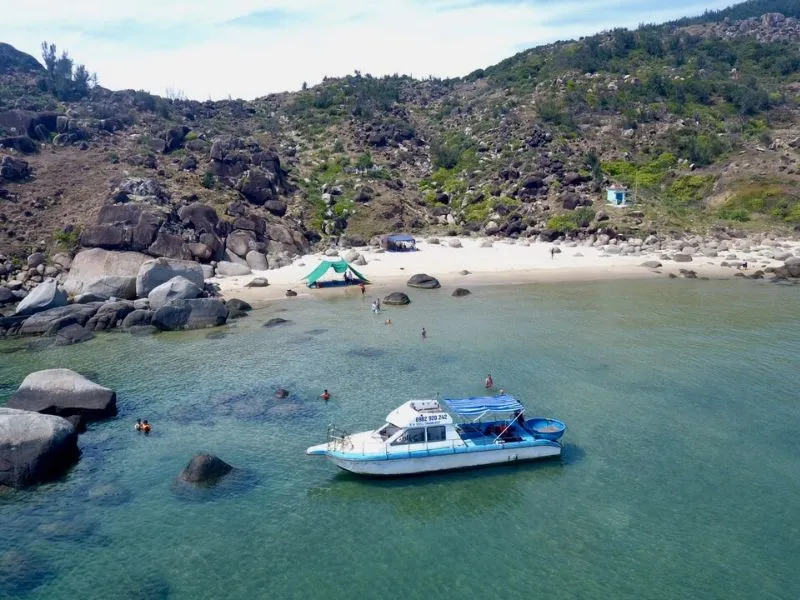 Vung Boi is becoming more attractive than ever, an ideal destination for tourists who want to explore the unspoiled beauty of Binh Dinh sea