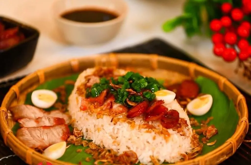 Nam Dinh Xoi Xiu, a popular and beloved breakfast dish with a distinctive and delicious flavor.
